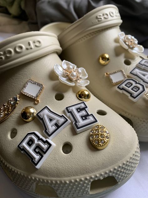 Gold Crocs Shoes, Crocs Inspiration, Croc Collection, Crocs Aesthetic, Crocs With Charms, Cross Shoes, Crocs Fashion, Custom Shoes Diy, Crocs Jibbitz