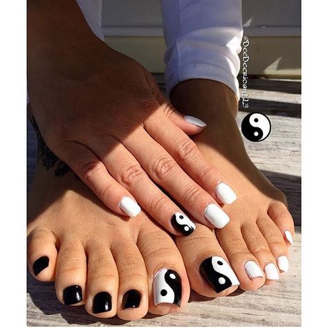 🈹Pinterest: BlasianKeke🈹 Yinyang Nail Design, Black And White Pedicure Toenails, Black And White Toe Nails, Pedicure Styles, Medium Square Acrylic Nails, Cute Toenail Designs, Yin Yang Nails, Pedicure Nail Designs, Gel Toe Nails