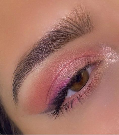 Barbie Simple Makeup, Barbie Easy Makeup, Pink Shade Eye Makeup, Pink Dress Makeup, Light Eye Makeup, Pink Eyeshadow Look, Baby Pink Dresses, Pink Eye Makeup, Barbie Makeup