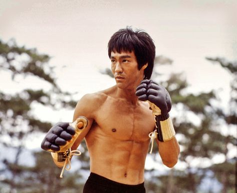 Imagine Bruce Lee being interviewed by Johnny Carson and doing kung fu with Elvis | by Jeremy Roberts | Medium Bruce Lee Abs Workout, Bruce Lee Abs, Bruce Lee Workout, Jet Lee, Exercise Without Weights, Bruce Lee Poster, Martial Arts Tournament, Bruce Lee Pictures, Lee May