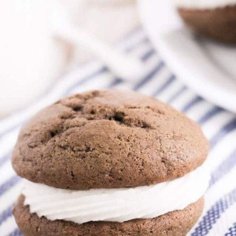 Maine Whoopie Pie Recipe, Cookie Recipes Without Butter, Maine Whoopie Pies, Whoopee Pie, Whoopie Pie Recipe, Moon Pies, Whoopie Pie, Oreo Dessert, Whoopie Pies