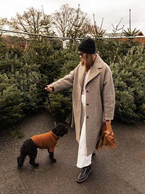 Ankle Boots Outfit Winter, Neutral Coat, Cream Jeans, Mary Tyler Moore, White Ankle Boots, Weekend Dresses, Perfect Coat, Lucille Ball, Elizabeth Taylor