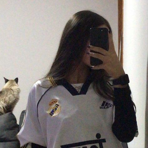 Madrid Girl, Real Madrid Shirt, Edgars Haircut, Y2k Photos, Football Jersey Outfit, Chica Cool, Muslim Outfits Casual, Jersey Outfit, Football Outfits