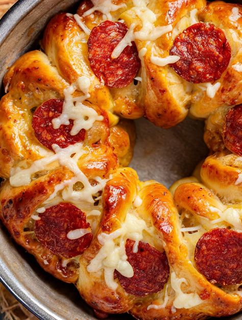 Pepperoni Roll Appetizers, Easy Biscuit Pizza Recipe, Potluck Supper Ideas, Pizza Recipes With Biscuits, School Lunch Pizza Recipe, Pizza Dough Ideas, Fedtforbrændende Mad, Pizza Hacks, Cooktop Cove