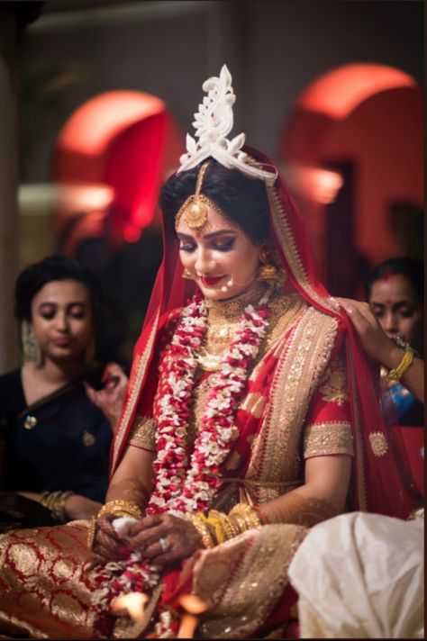 Bengali Wedding Mala, Subhashree Ganguly Wedding, Brides Poses, Ganpati Painting, Simple Bridal Makeup, Bridal Pose, Bengali Culture, Indian Bride Poses, Bengali Bridal Makeup