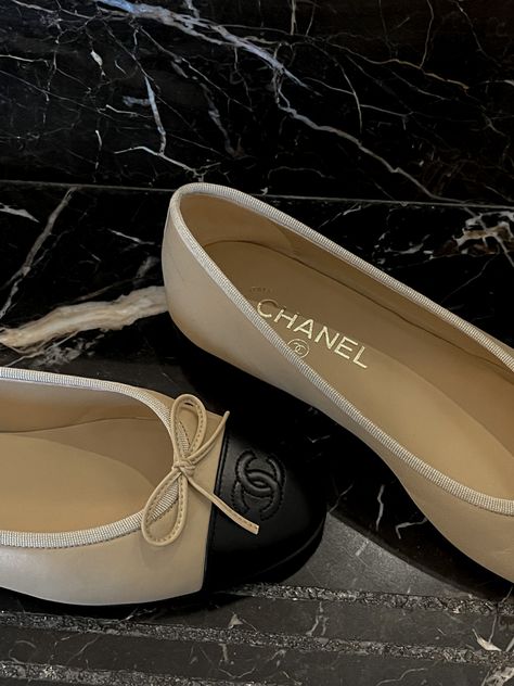 Chanel Street Style, Beige Ballet Flats, Chic Ballet Flats, Chanel Ballerina, Chanel Flats, Ballroom Shoes, Ballerina Shoes Flats, Shopping Chanel, Fancy Shoes