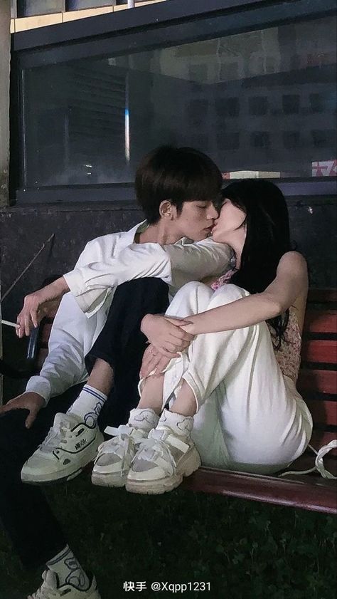 Korean Couple Photos, Drama Videos, Romantic Photos Couples, Couple Poses Reference, Black Color Hairstyles, 사진 촬영 포즈, Color Hairstyles, Couples Vibe, Ulzzang Couple