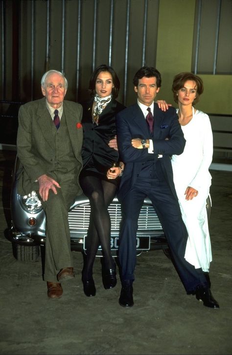 Pierce Brosnan 007, Desmond Llewelyn, James Bond Women, James Bond Actors, Bond Women, Famke Janssen, Bond Series, James Bond Style, James Bond Girls