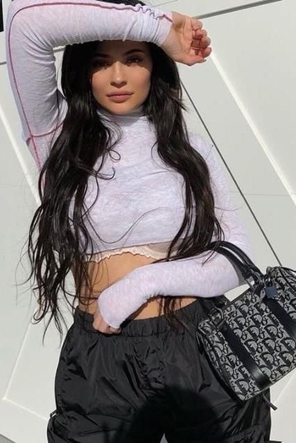 Kylie Jenner wearing Are You Am I Kikka Top,Givenchy Nylon Shell Track Pants and Dior Monogram Small Boston Bag. Kylie Jenner Sweatpants Outfit, Gigi And Bella, Dior Monogram, Kylie Jenner Instagram, Kylie Jenner Look, Sweatpants Outfit, Kylie Kristen Jenner, King Kylie, Star Style