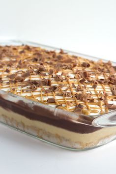 Chocolate Peanut Butter Layer Dessert - buttery pretzel crust, peanut butter cheesecake mousse, chocolate pudding, hot fudge, whipped cream and a peanut butter drizzle! Layered Dessert Recipes, Peanut Butter Drizzle, Layer Dessert, Squash Pie, Smores Dessert, Mousse Chocolate, Layered Dessert, Pretzel Crust, Chocolate And Caramel