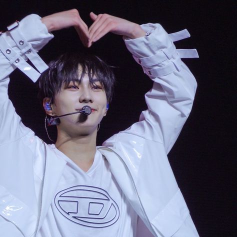 Jungwon Heart Cheek Pose, Jungwon Half Heart, Jungwon Heart Pose, Jungwon Heart, Amagi Brilliant Park, Head And Heart, Yang Jungwon, Heart Hair, Heart Hands