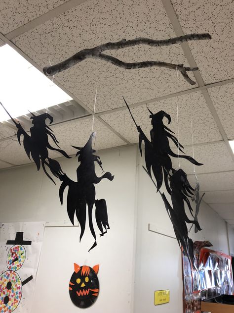 Halloween In School, Halloween Theme For Office, Diy Halloween Bedroom Decor, Halloween Hanging Decor, Halloween Garage Party, Halloween Staircase Decor, Halloween Party Decorations Diy, Goth Halloween Decor, Ted Halloween