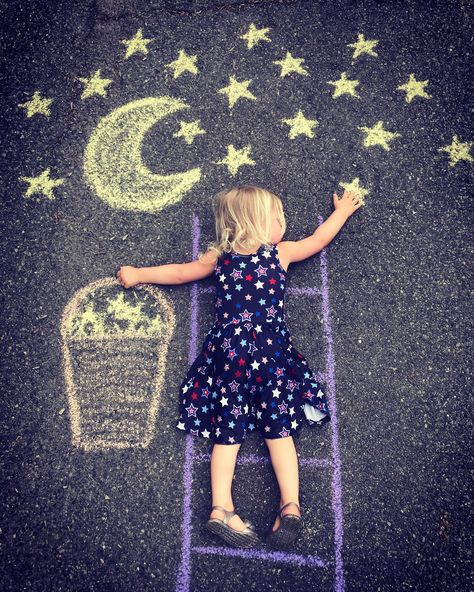 Sidewalk Chalk Photos, Chalk Photography, Chalk Pictures, Cadre Photo Original, Chalk Photos, Fun Chalk Art, Foto Kids, Kind Photo, Sidewalk Chalk Art