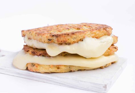 Low Carb Bread Substitute, Cauliflower Grilled, Cauliflower Grilled Cheese, Keto Grilled Cheese, Meals For Breakfast, Easy Grilled Cheese, Cheesy Sandwich, 500 Calorie Meals, Cauliflower Bread