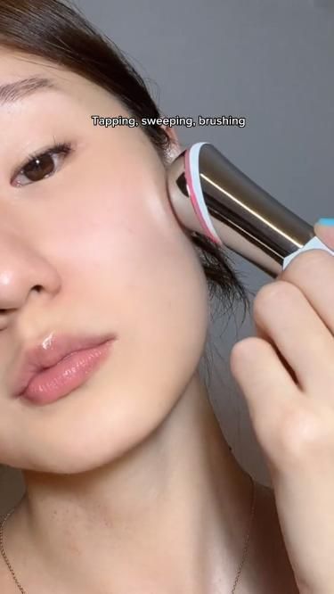 How to get that poreless skin look 2 Step Skincare Routine, Korean Pore Minimizer Skin Care, Korean Skincare For Pores, Korean Skincare For Glass Skin, Popular Korean Skincare Products, Korean Skincare Secrets, K Skin Care Routine, Products Kpop Idols Use, K Beauty Tips