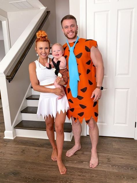 Cute Couple Halloween Costume Ideas! #halloween #halloweenmakeup #halloweenparty #halloweenideas #halloweencostumeideas #halloweencostumeswomen #couplecostume Fantasia Flinstones, Matching Family Halloween Costumes, Easy Halloween Costume Ideas, Costumes Faciles, Family Themed Halloween Costumes, Cute Couples Costumes, First Halloween Costumes, Newborn Halloween Costumes