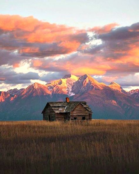 House In The Mountains, Big Sky Country, Abandoned House, Open Sky, The Rocky Mountains, Mountain Life, Mountain Homes, Big Sky, Abandoned Houses