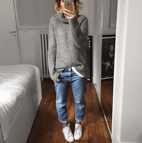 Pair your Stan Smith sneakers with boyfriend jeans. #GoodLooks With Boyfriend, Turtle Neck Sweater, Mode Casual, Stil Inspiration, Mode Inspo, Hippie Chic, Inspiration Mode, Jeans Boyfriend, Mode Inspiration