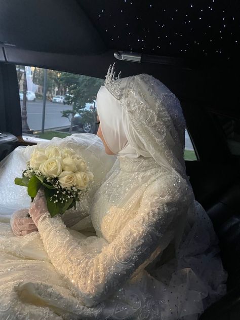 At Home Nikkah, Nikkah Dress Muslim, Hijabi Wedding Dress, Arab Bride, Islamic Wedding Dress, Hijabi Bride, Somali Wedding, Hijabi Wedding, Wedding Dresses Muslim