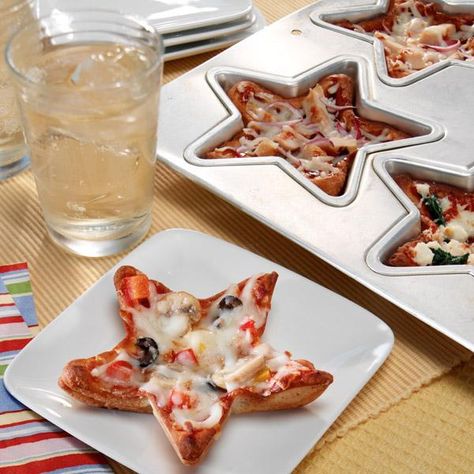 pinterest piza cookie fun | Star Pizzas · Edible Crafts | CraftGossip.com Star Pizza, Chicken Minis, Fresh Fruit Recipes, Mini Pizzas, Edible Crafts, Cooking Guide, Mini Pizza, Cooking Recipe, Cooking Art