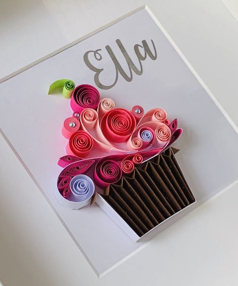 Quilling Name Plate Ideas, Quilling Art For Beginners, Simple Quilling Ideas, Quilling Cupcake, Quilling Cake, Quilling Frames, Quilling Birthday Cards, Diy Quilling Crafts, Quilling Flower Designs