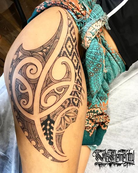 Maori Turkish fusion. Thanks Aaliyah for sitting so well and dad @mattybro82 @mattybro_art for the base design.   Artist: Turumakina Bookings: http://ift.tt/2vYAvGX  #tamoko #moko #turkishtattoo #aotearoa #maori #maoritattoo #maoriart #newzealandtattoo #pacifictattoo Tamoko Women, Maori Tamoko, Tamoko Maori Design, Tamoko Women Maori Tattoos Leg, Ta Moko Women Hand, Ta Moko Women, Tamoko Women Maori Tattoos, Ta Moko Women Leg, Ta Moko Forearm