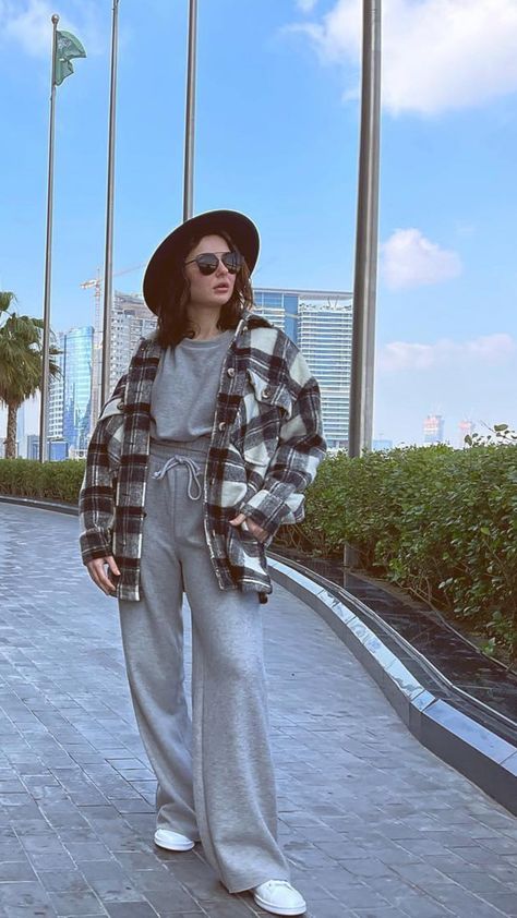 Hania Amir Western Outfits, Hania Amir Casual Outfits, Haina Amir, Haniya Amir, College Formal, Hania Aamir, Korean Airport Fashion, Lifestyle Photoshoot, Persian Fashion