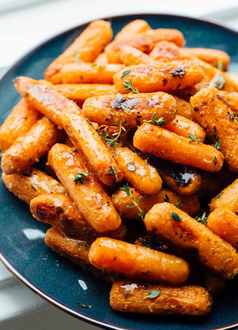 The easiest side dish to accompany any dinner! Full of flavor and can be easily modified to your flavor profile and preferences! Roasted Parmesan Carrots, Parmesan Carrots, Easter Dinner Sides, Carrots Roasted, Roasted Baby Carrots, Honey Roasted Carrots, Carrot Fries, Bon Apetit, Veggie Tales