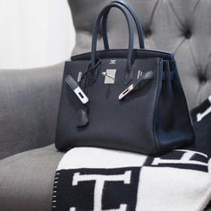 Cute Luxury Hermes Handbag. Do you like this bag style? #handbags #hermeslove #hermesbags #luxurylife #luxuryhandbags #hermeslovers Birkin 25 Outfit, Entryway Ikea, Kmart Christmas, Luxury Industrial, Ikea White, Target Wall, Industrial Entryway, Bathroom Chic, Hermes Birkin Handbags