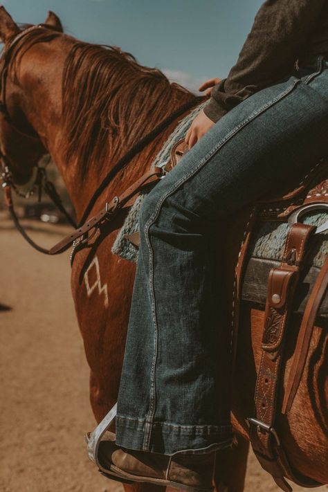 Barrel Racer Photoshoot, Rodeo Girl Aesthetic, Horse Training Aesthetic, Western Horse Riding Aesthetic, Rodeo Wallpapers, Country Vibes Aesthetic, Western Senior Pics, Horseback Riding Aesthetic, Rodeo Photography