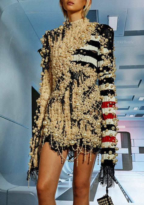 Balmain PRE-FALL 2022 Inspo Fits, Extreme Fashion, 2022 Style, Fashion Media, Fashion And Style, Fashion Design Clothes, Fantasy Fashion, Pre Fall, Fast Fashion