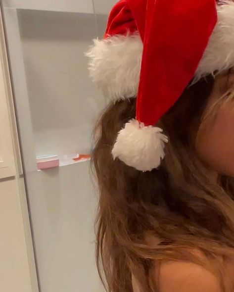 Christmas Poses, Hat Aesthetic, Love You Too, Christmas Feeling, Instagram Christmas, Aesthetic Editing Apps, Selfie Ideas Instagram, Foto Ideas Instagram, Poses For Photos