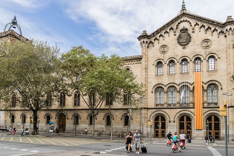 Barcelona University, Barcelona Museum, Barcelona Guide, University Aesthetic, Best Universities, Barcelona Restaurants, Madrid Football, Northeast Region, Best University