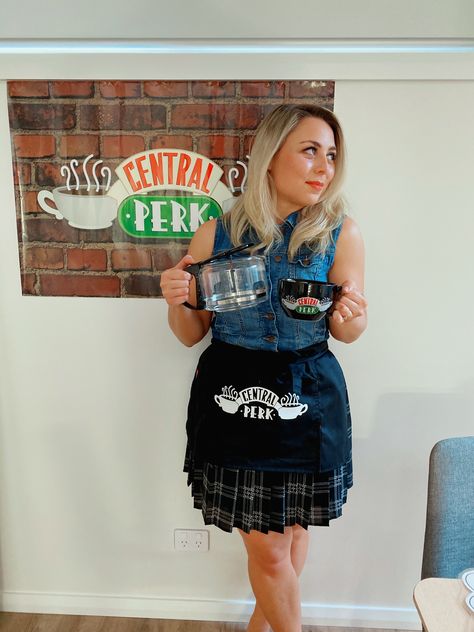 Rachel Green Costumes, Themed Costumes, Rachel Green Friends, Tv Show Friends, Central Perk, Rachel Green, Friends Tv Show, Friends Tv, Diy Party