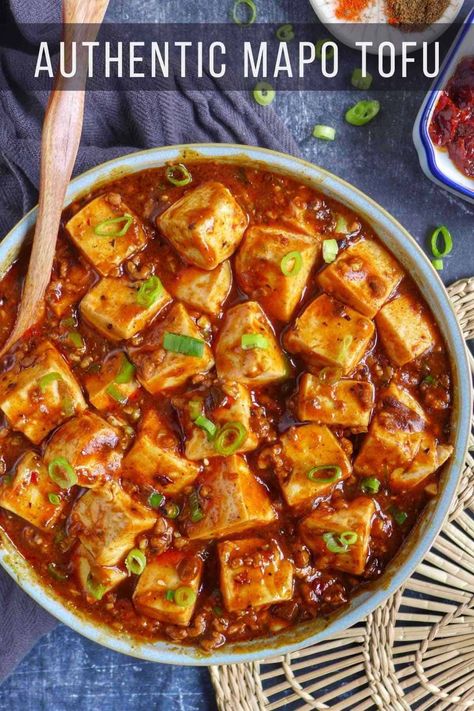 Tender tofu cooked in an umami and spicy sauce, accompanied by minced meat, Mapo tofu is one of the tastiest ways to prepare this healthy ingredient. Mapu Tofu Recipes, Vegan Mapo Tofu Recipe, Fast Vegetarian Dinner, Mapo Tofu Recipe, Tofu Sauce, Asian Rice, Chinese Recipe, Mapo Tofu, Tofu Dishes