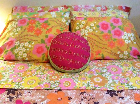 mismatched vintage bed sheets - wow colors! 60s Bedding, 70s Bed, 70s Bedding, Vintage Bed Sheets, Granny Chic Decor, 70s Furniture, Retro Bed, Vintage Bedding, Granny Chic