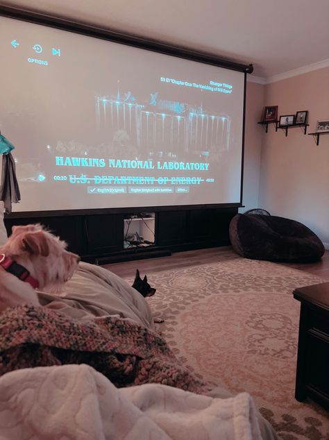 Home Projector Room, Stranger Things Living Room, Projector Screen Living Room, Room Projector, Movie Projector Screen, Sleepover Room, Screen Aesthetic, Aesthetic Living Room, Movie Projector