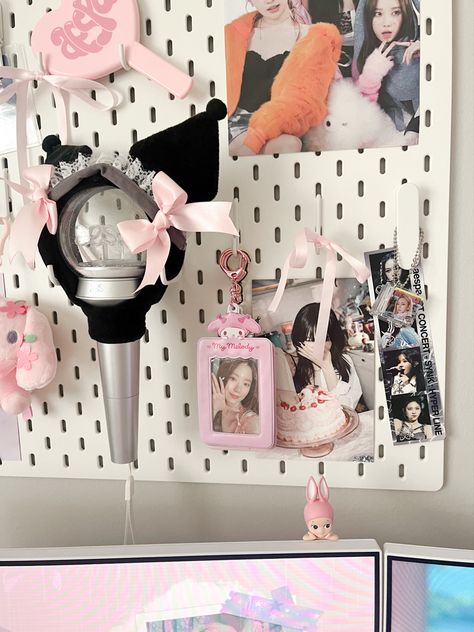 ikea pegboard kpop pink sonny angels Kpop Ikea Pegboard, Kpop Pegboard, Angel Shelf, Ikea Pegboard, Rosette Ribbon, Pegboard Ideas, Kpop Pink, Kpop Room, Desk Goals