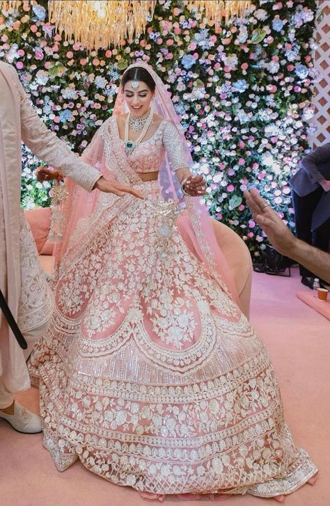 Indian Bride Pink Lehenga, Pink Wedding Outfit Indian, Manish Malhotra Pink Lehenga, Light Pink Indian Wedding Dress, Wedding Lenga For Bride, Indian Bridal Pink Lehenga, Punjabi Wedding Lengha Pink, Brides With Diamond Jewellery, Indian Wedding Bride Lehenga Pink