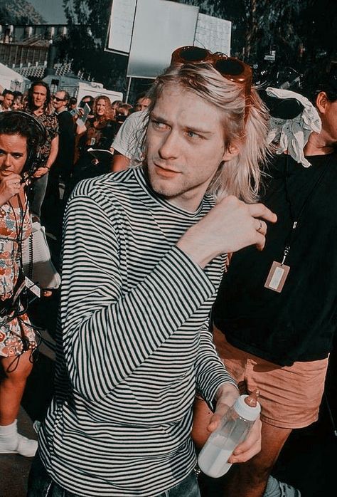 Kurt Cobain Dress, Nirvana Pictures, Kurt Cobain Style, Nirvana Songs, Dress Grunge, Mtv Awards, Nirvana Kurt Cobain, Nirvana Kurt, Smells Like Teen Spirit