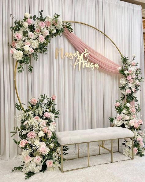 Decorating Walls For Wedding Reception, Engagement Backdrop Ideas Simple, Circle Backdrop With Flowers, Engagement Party Ideas Indian, Dekor Engagement Simple, Engagement Decorations Backdrop, Simple Backdrop Wedding, Engagement Ideas Decoration, Simple Engagement Decorations