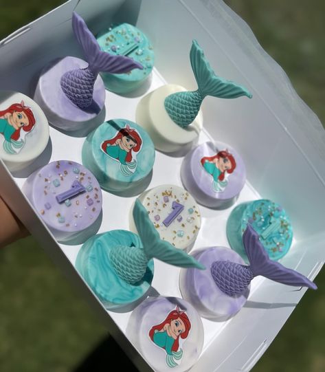 Before they melted 😭😩 I’m glad I at least got a picture lol. #mermaidtreats#birthdaytreats#desserttable#princessariel#dippedchocolate#dippedtreats#chocolatecovered#summertime#cakesicles#oreos#cakesiclesofinstagram#dippedpretzels Lil Mermaid, Pretzel Dip, Mermaid Theme, July 7, Dessert Table, Food Inspiration, Oreo, Sweet Treats, Mermaid