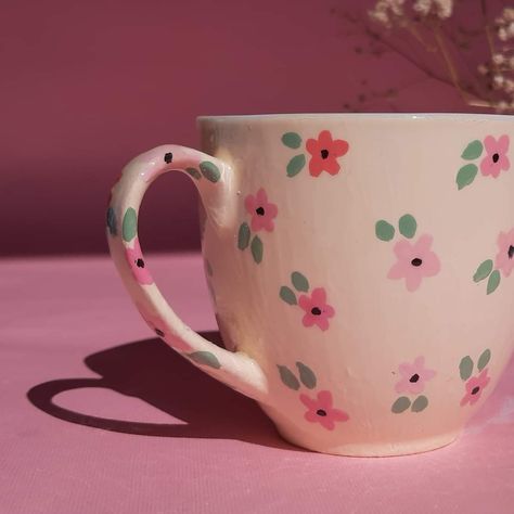 Easy Mug Painting Designs, Pinterest Pottery Painting, Painting Pottery Ideas Easy Flowers, Potary Painting Ideas Easy, Pottery Cup Painting Ideas Easy, Pottery Painting Mug Ideas Easy, Mug Pottery Painting Ideas Aesthetic, Pottery Painting Mugs Simple, Flower Mug Painting Ideas