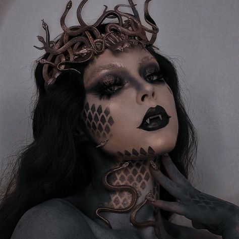 Gorgons Aesthetic, Greek Mythology Makeup, Medusa Percy Jackson, Medusa Makeup, Medusa Hair, Wild Feminine, Greek Mythology Gods, Witch Face, Mask Makeup