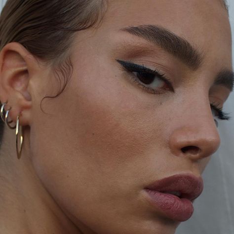 Sleek Winged Liner / Sara Feingold Beauty Make-up, Vintage Makeup, Foto Poses, Victoria Secret Angels, Beauty Inspiration, Beauty Make Up, Makeup Inspo, Skin Makeup, Maquillaje De Ojos