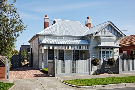 Brunswick Extension Beach House Exterior Colors, Gray House Exterior, Weatherboard House, Beach House Exterior, Edwardian House, Grey Houses, Hamptons House, House Paint Exterior, Décor Diy