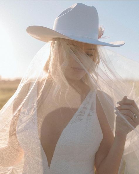 Bride Cowgirl Hat With Veil, Bride Hat With Veil, Cowgirl Hat Wedding Veil, Cowgirl Hat Wedding, Cowgirl Hat With Veil, Cowboy Hat Bride, Balloon Photoshoot, Wedding Dress Timeless, Veil Wedding Dress