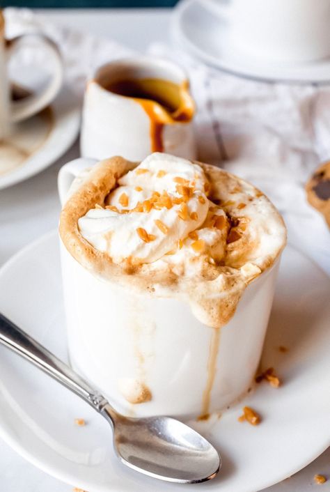 Creme Brulee Latte, Whipped Cream Coffee, Caramel Brûlée, Make Whipped Cream, Caramel Brulee Latte, Make Cold Brew, Coffee Creamers, Hot Drinks Recipes, Making Cold Brew Coffee