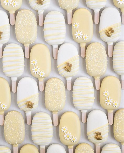 Ice Pops Decorados, Engagement Cakesicles, Cakesickles Ideas, Bridal Shower Cakesicles, Bee Cakesicles, Sunflower Cakesicles, Spring Cakesicles, Cakesicles Ideas For Birthday, Boho Cakesicles