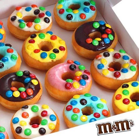 Lovely M&M Donuts Mmmm M M Party Ideas, Baby Corsage, Theater Lighting, Twins Party, Birthday Donuts, Candy Drinks, Cookie Cake Recipe, Donut Glaze, Circus Birthday